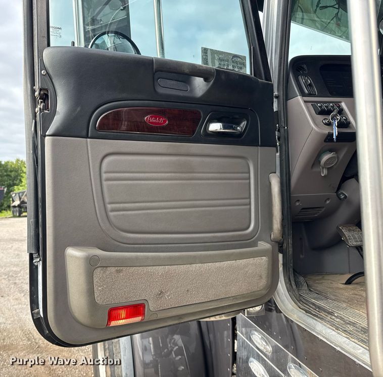 image for item DM5745 2023 Peterbilt 389 semi truck