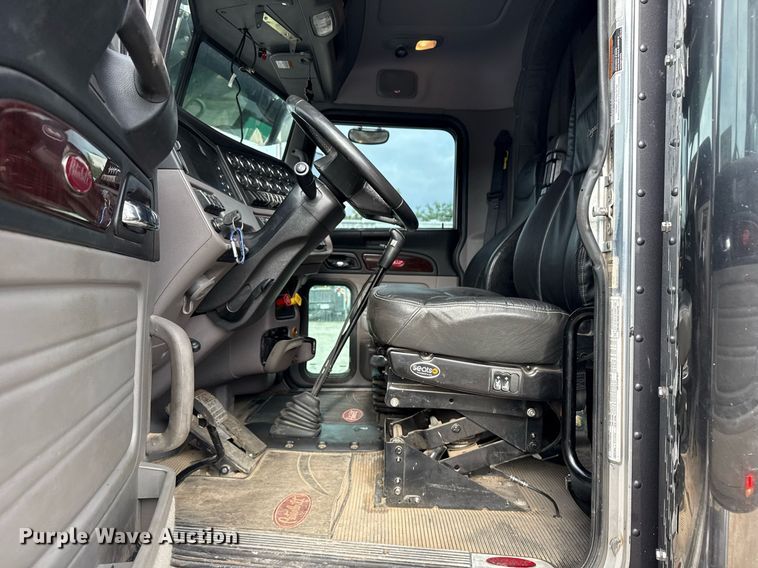 image for item DM5745 2023 Peterbilt 389 semi truck