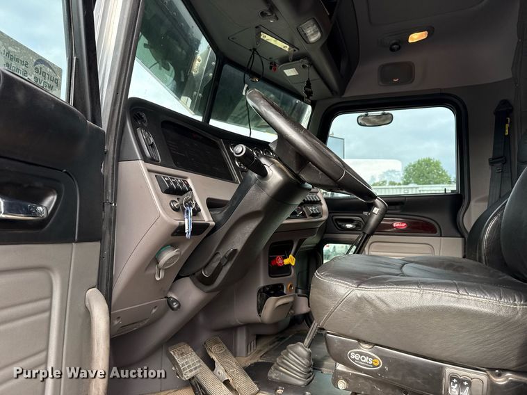 image for item DM5745 2023 Peterbilt 389 semi truck