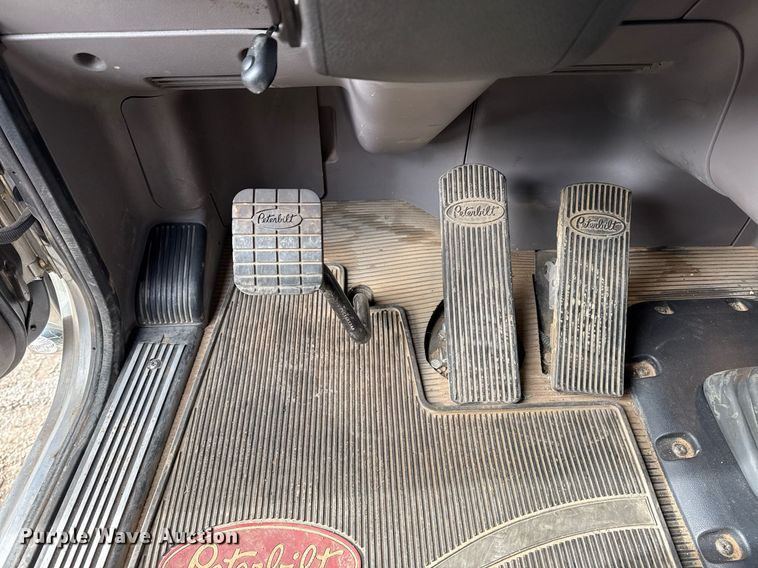 image for item DM5745 2023 Peterbilt 389 semi truck