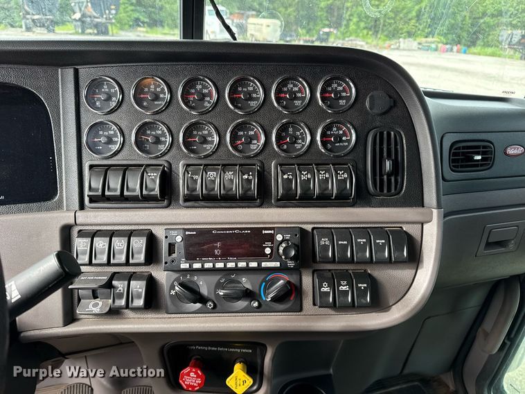 image for item DM5745 2023 Peterbilt 389 semi truck