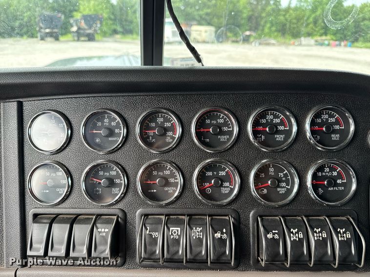 image for item DM5745 2023 Peterbilt 389 semi truck