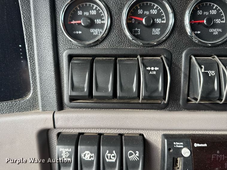 image for item DM5745 2023 Peterbilt 389 semi truck