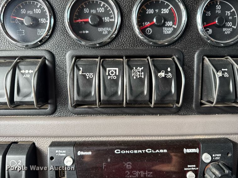 image for item DM5745 2023 Peterbilt 389 semi truck