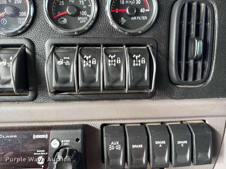 image for item DM5745 2023 Peterbilt 389 semi truck