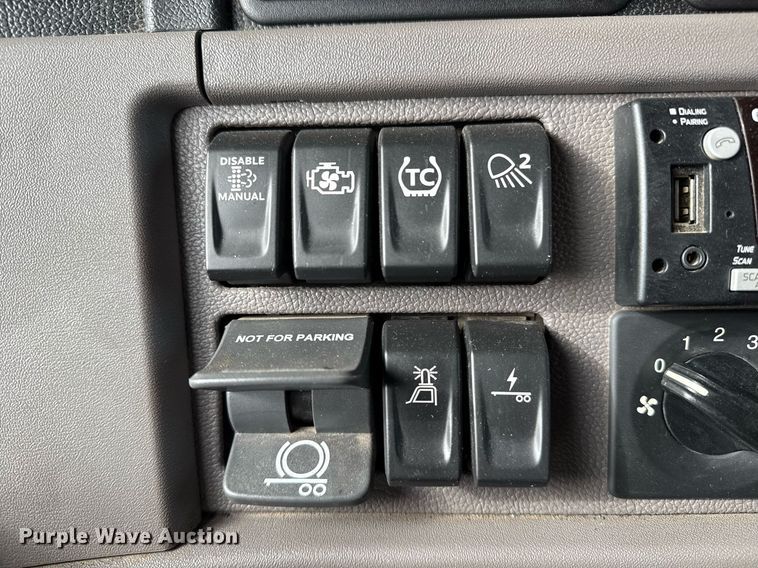 image for item DM5745 2023 Peterbilt 389 semi truck