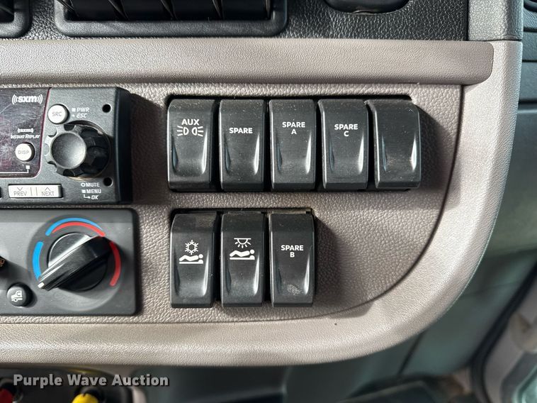 image for item DM5745 2023 Peterbilt 389 semi truck