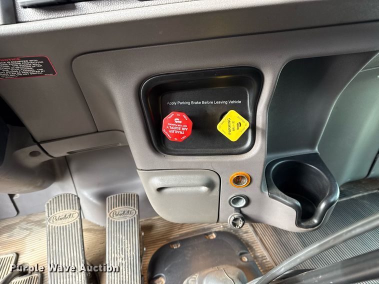 image for item DM5745 2023 Peterbilt 389 semi truck