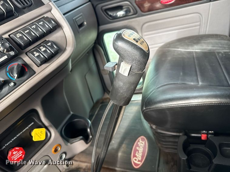 image for item DM5745 2023 Peterbilt 389 semi truck