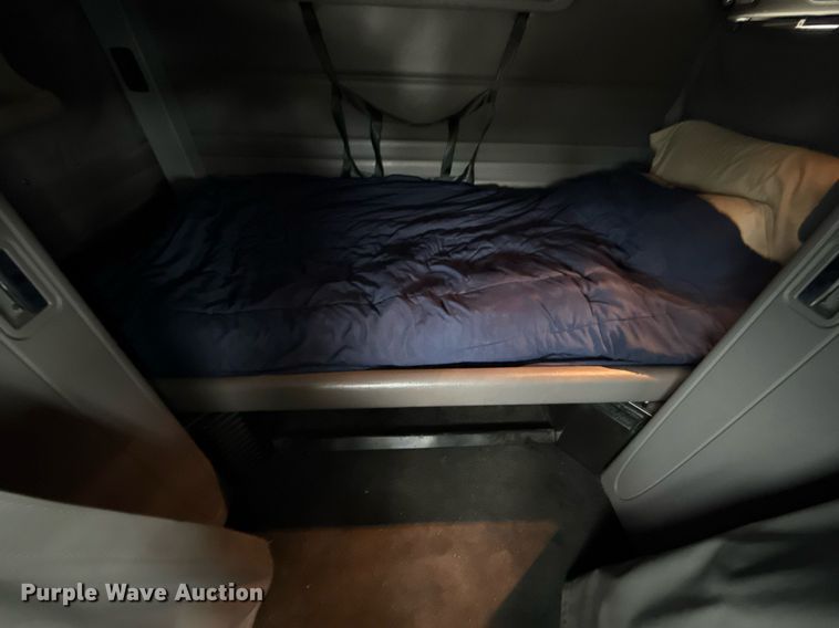 image for item DM5745 2023 Peterbilt 389 semi truck