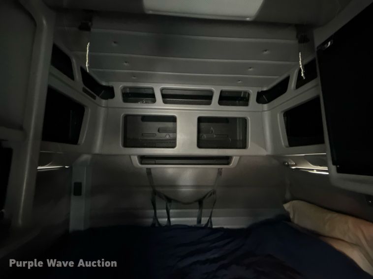 image for item DM5745 2023 Peterbilt 389 semi truck