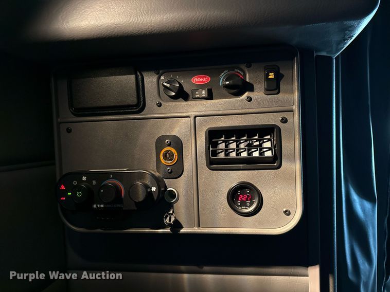 image for item DM5745 2023 Peterbilt 389 semi truck