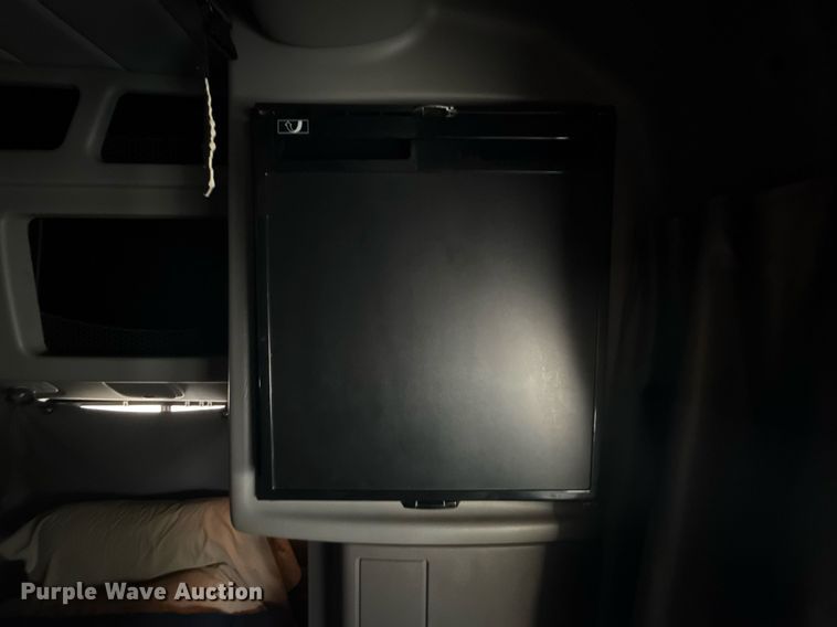 image for item DM5745 2023 Peterbilt 389 semi truck