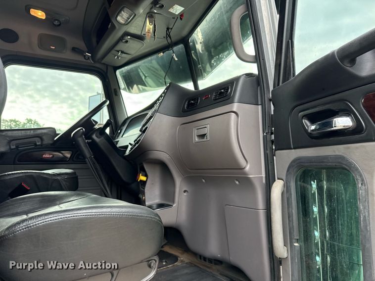 image for item DM5745 2023 Peterbilt 389 semi truck