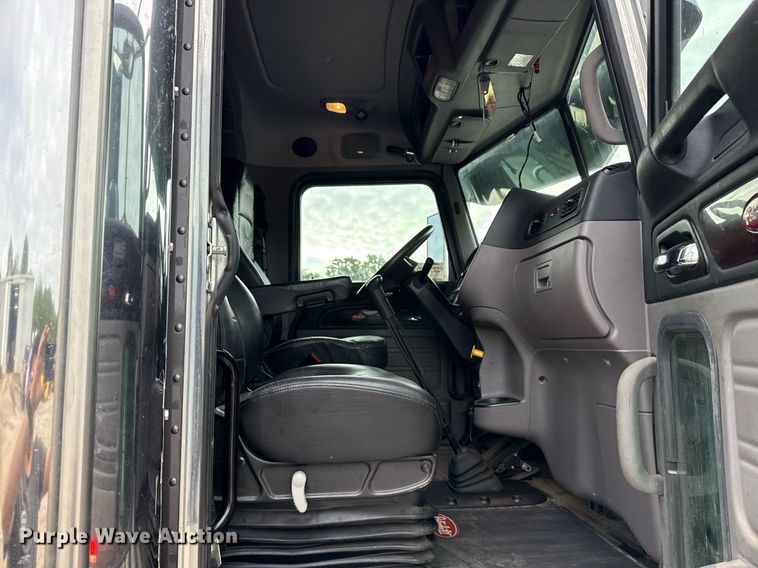 image for item DM5745 2023 Peterbilt 389 semi truck