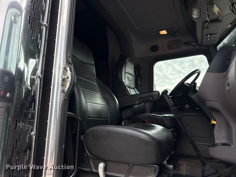 image for item DM5745 2023 Peterbilt 389 semi truck