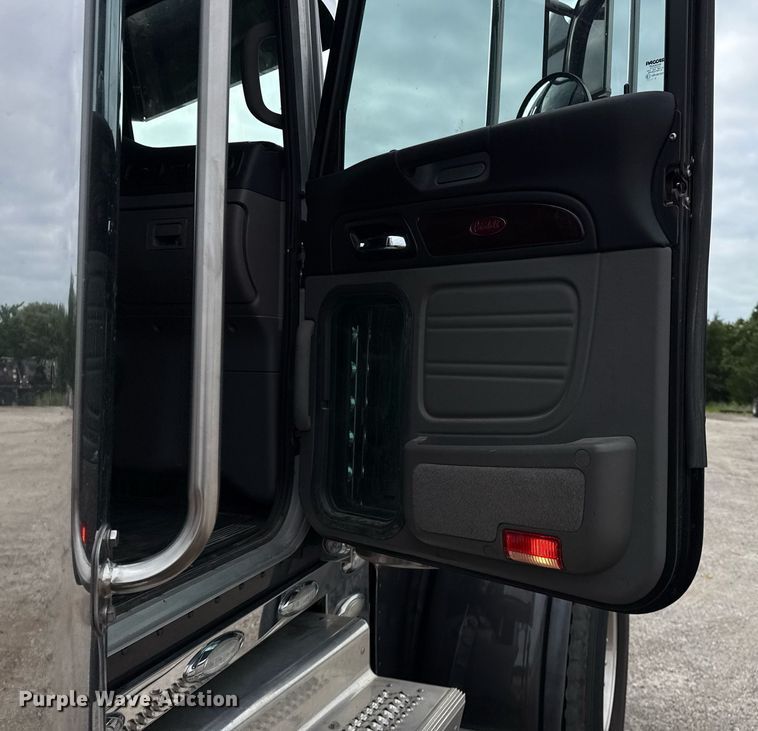 image for item DM5745 2023 Peterbilt 389 semi truck