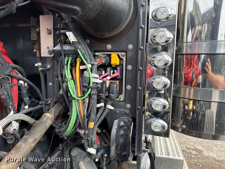 image for item DM5745 2023 Peterbilt 389 semi truck