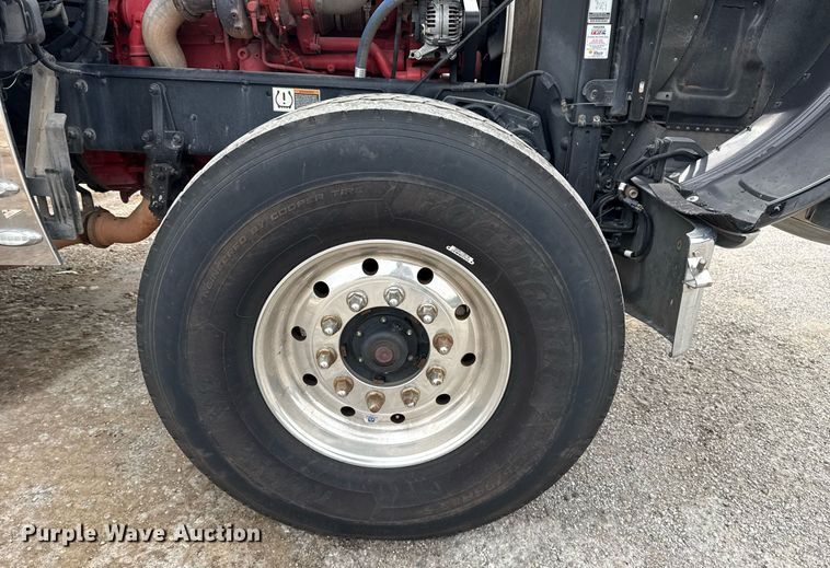 image for item DM5745 2023 Peterbilt 389 semi truck