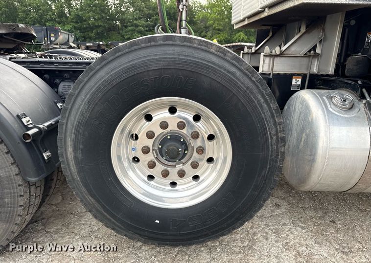 image for item DM5745 2023 Peterbilt 389 semi truck