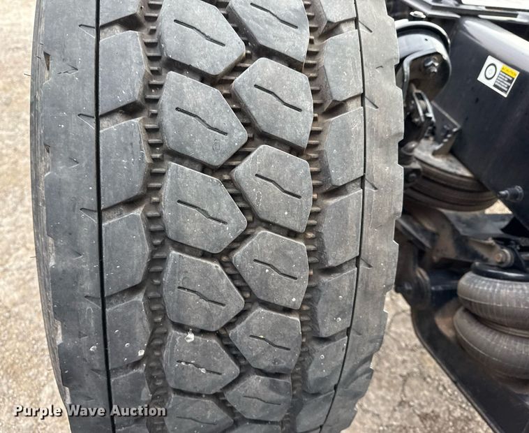 image for item DM5745 2023 Peterbilt 389 semi truck