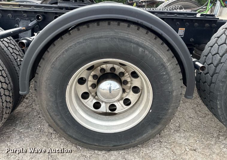 image for item DM5745 2023 Peterbilt 389 semi truck