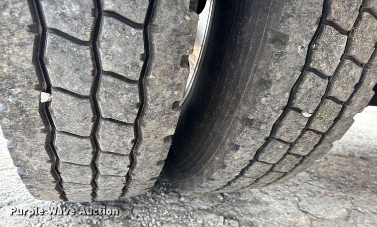 image for item DM5745 2023 Peterbilt 389 semi truck