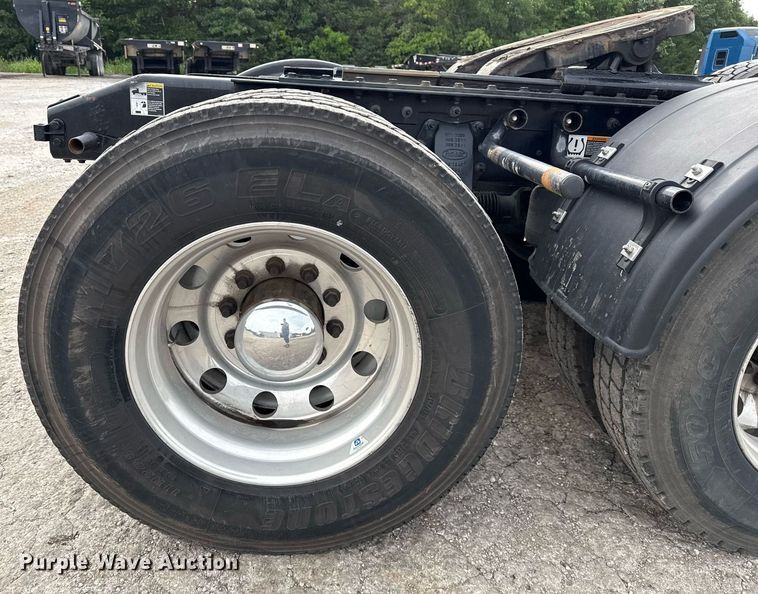 image for item DM5745 2023 Peterbilt 389 semi truck