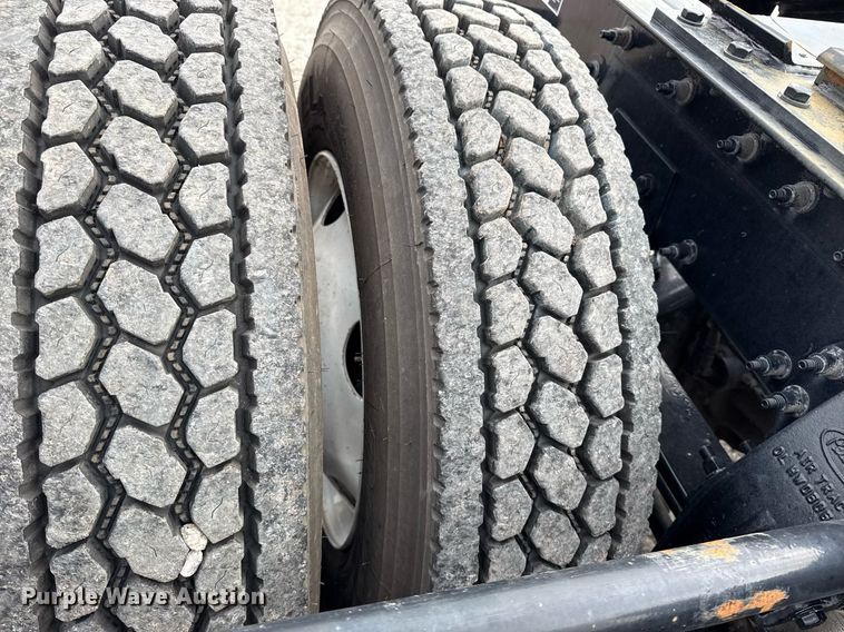 image for item DM5745 2023 Peterbilt 389 semi truck