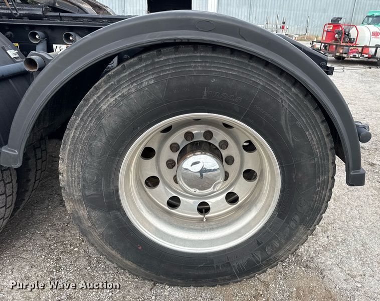 image for item DM5745 2023 Peterbilt 389 semi truck