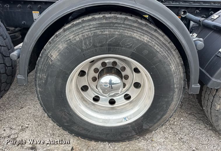 image for item DM5745 2023 Peterbilt 389 semi truck