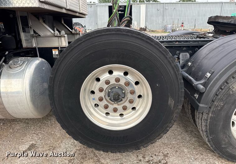 image for item DM5745 2023 Peterbilt 389 semi truck