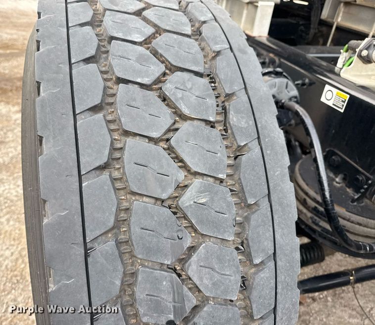 image for item DM5745 2023 Peterbilt 389 semi truck