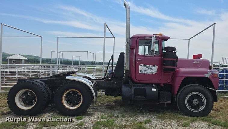 image for item DS3280 1978 Mack R686 semi truck