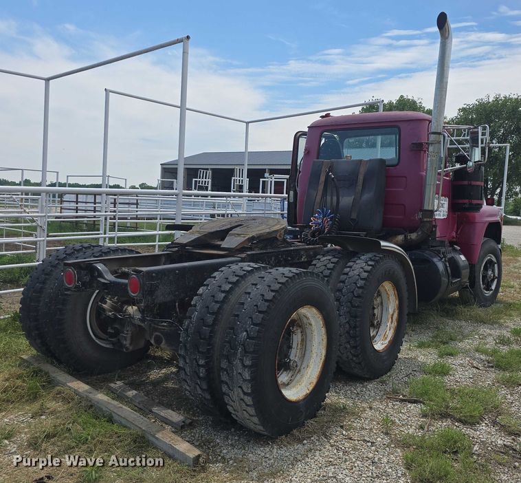 image for item DS3280 1978 Mack R686 semi truck