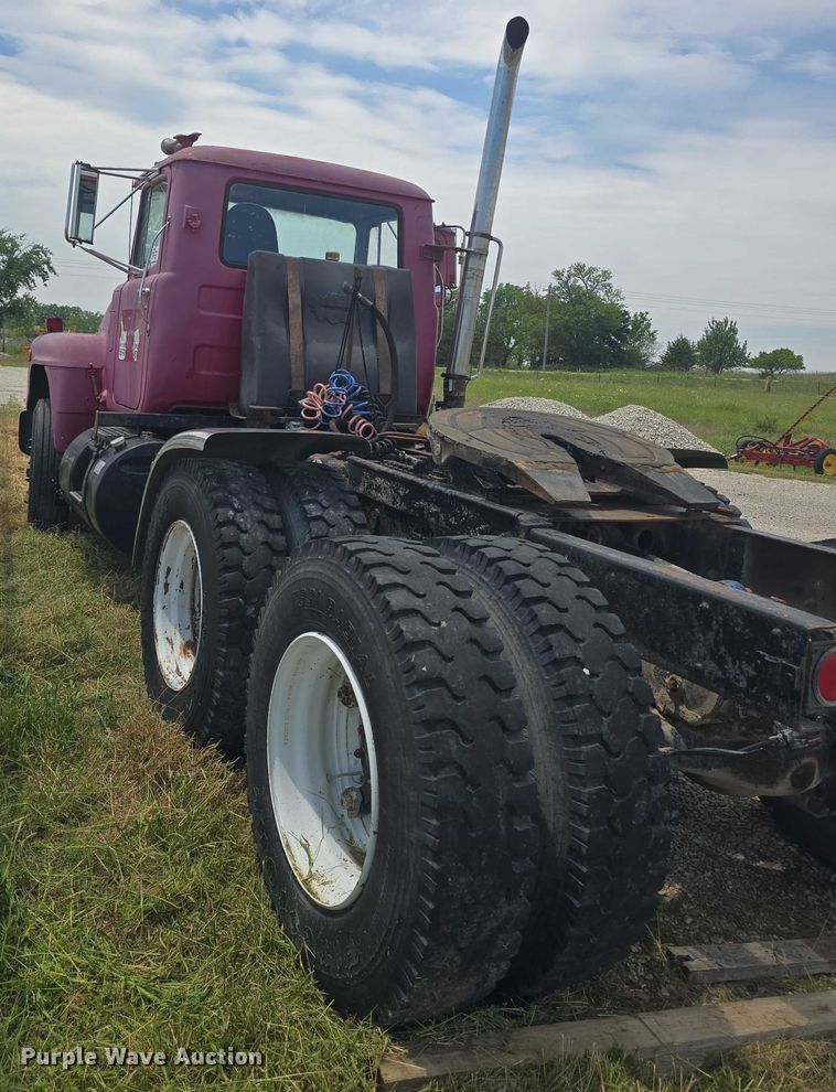 image for item DS3280 1978 Mack R686 semi truck