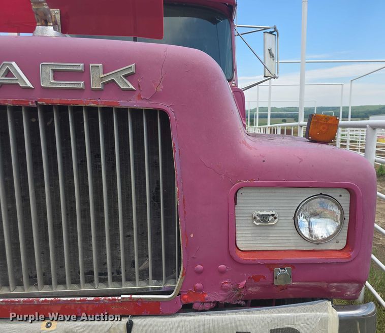 image for item DS3280 1978 Mack R686 semi truck