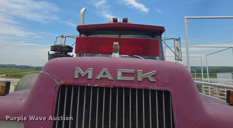 image for item DS3280 1978 Mack R686 semi truck