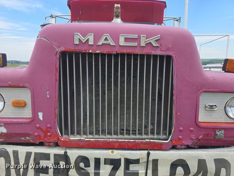 image for item DS3280 1978 Mack R686 semi truck