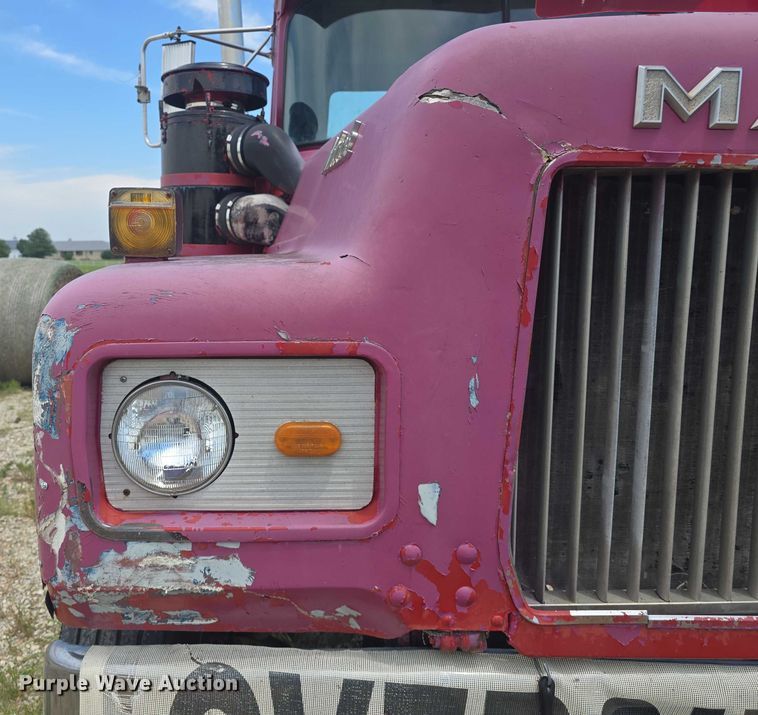 image for item DS3280 1978 Mack R686 semi truck