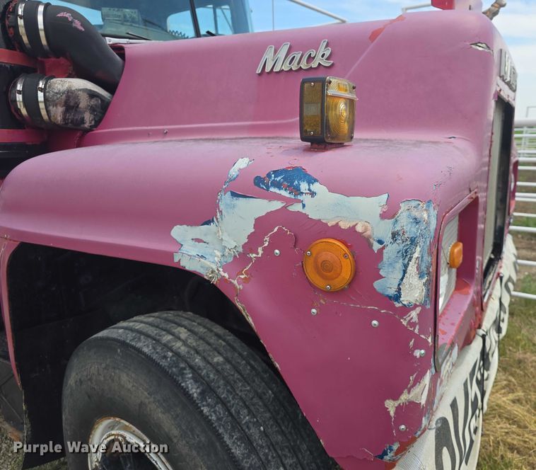 image for item DS3280 1978 Mack R686 semi truck