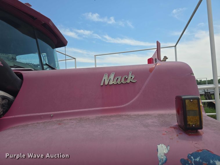 image for item DS3280 1978 Mack R686 semi truck