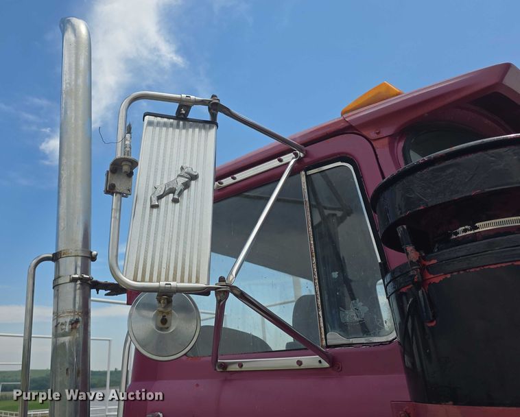 image for item DS3280 1978 Mack R686 semi truck