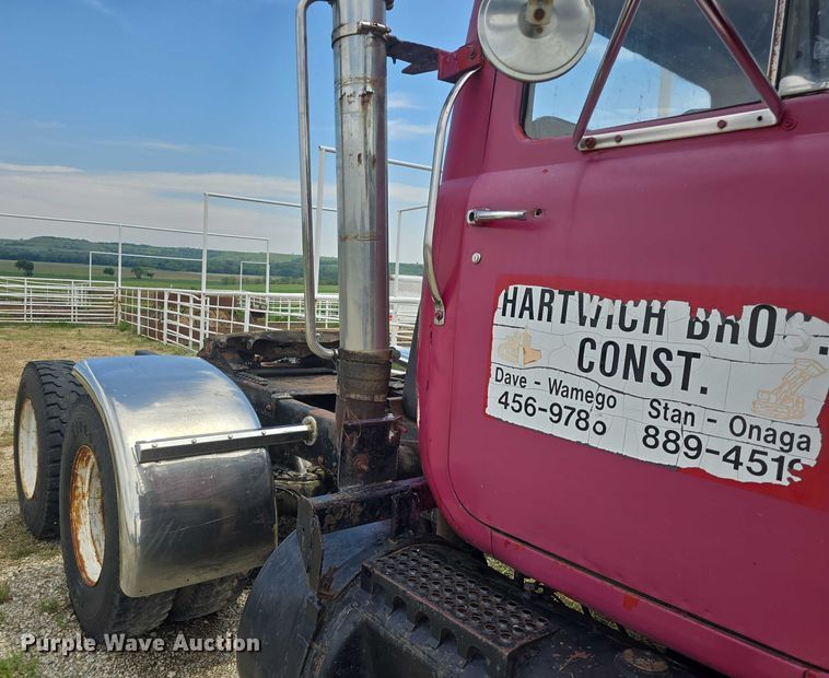 image for item DS3280 1978 Mack R686 semi truck