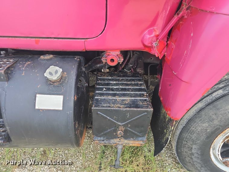 image for item DS3280 1978 Mack R686 semi truck