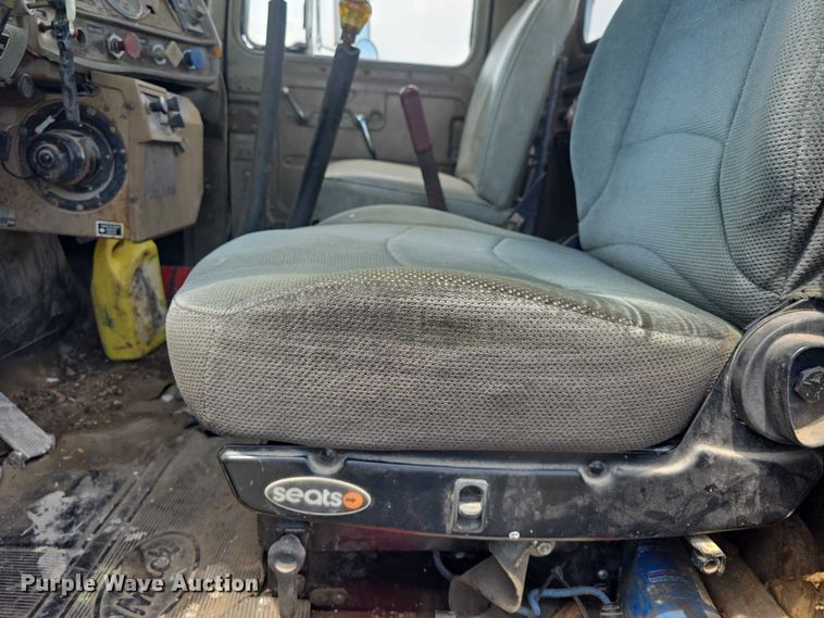 image for item DS3280 1978 Mack R686 semi truck