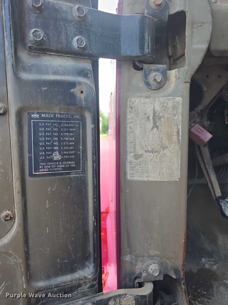 image for item DS3280 1978 Mack R686 semi truck