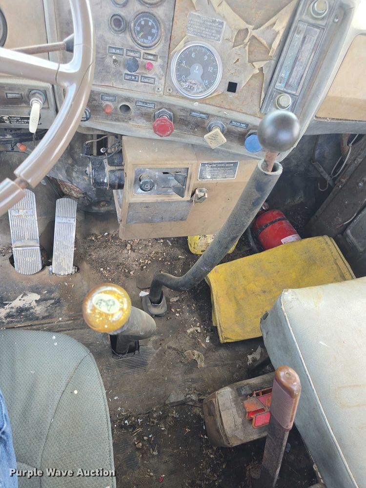 image for item DS3280 1978 Mack R686 semi truck