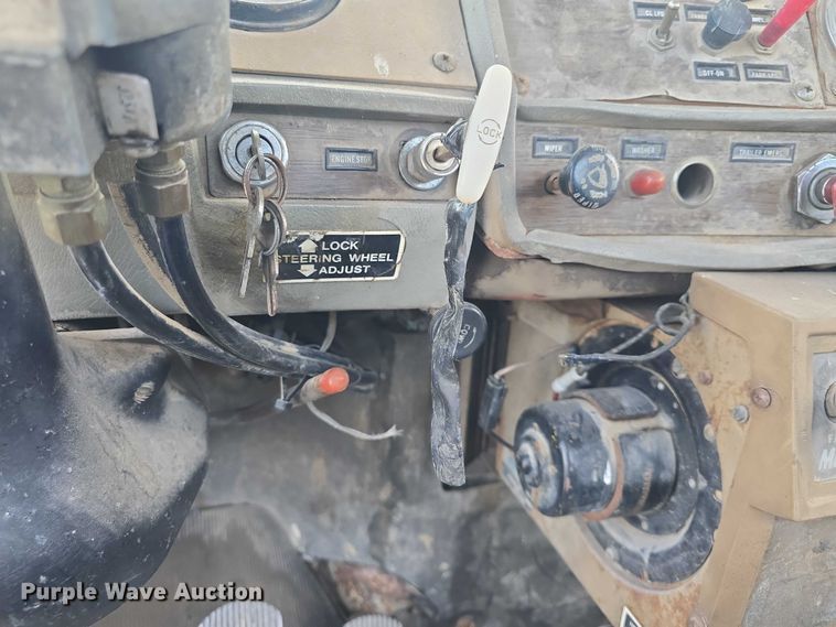 image for item DS3280 1978 Mack R686 semi truck