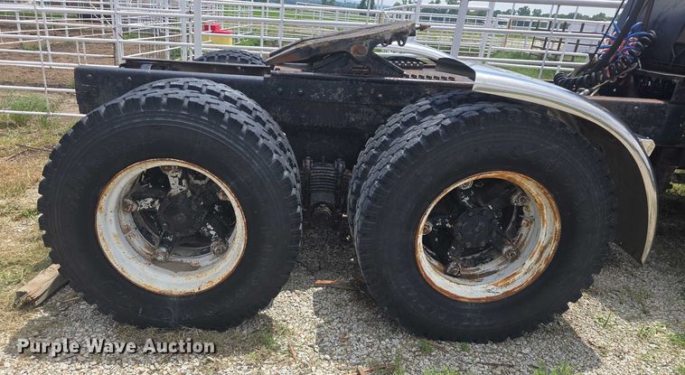 image for item DS3280 1978 Mack R686 semi truck